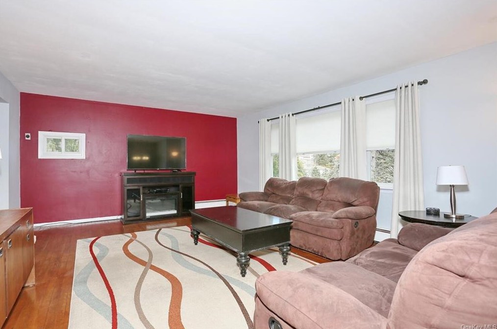 2 Chestnut Grove Ct, New City, NY 10956-2713
