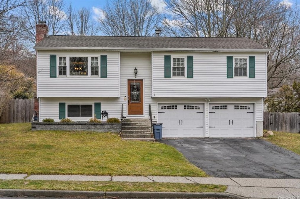 2 Newbury St, Monroe, NY 10950-1528
