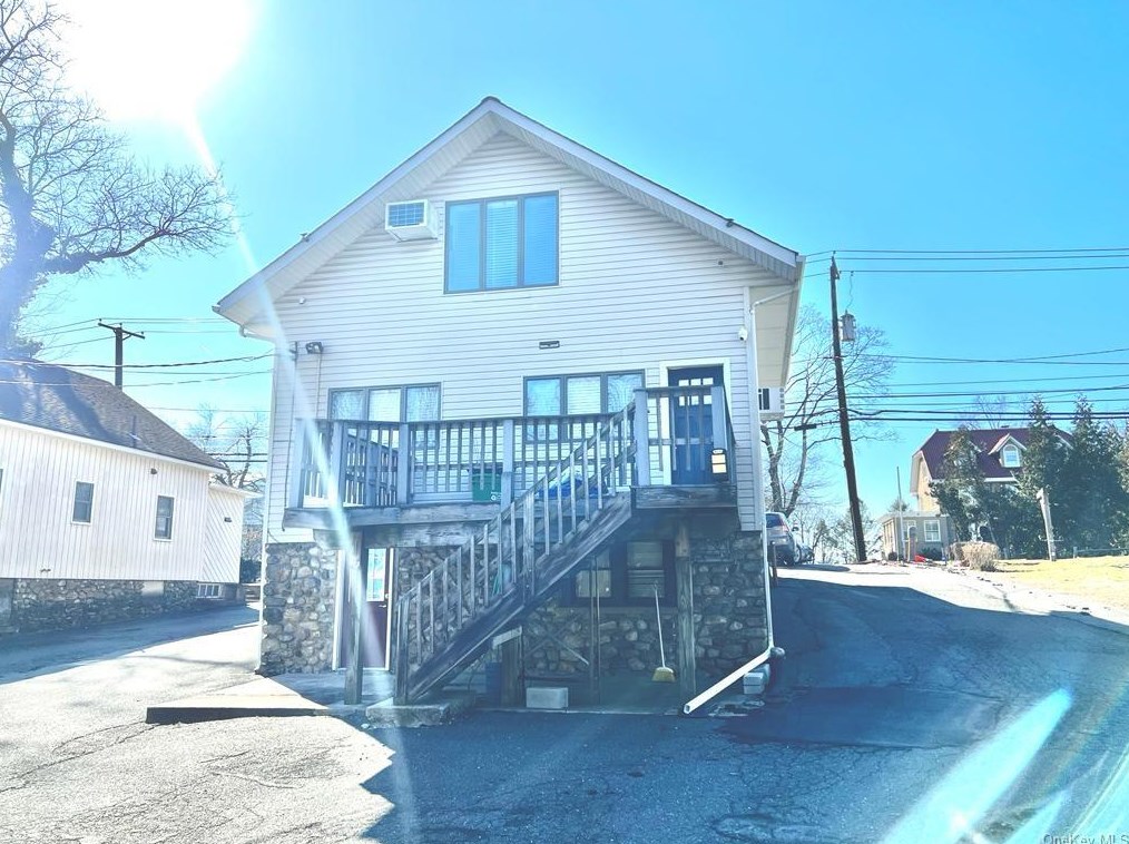 282 N Middletown Rd, Chestnut Ridge, NY 10965