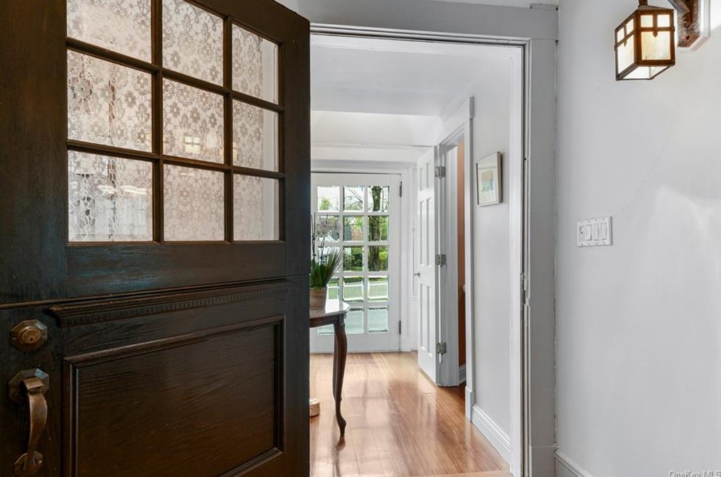 16 Myrtle Blvd, Larchmont, NY 10538-1823