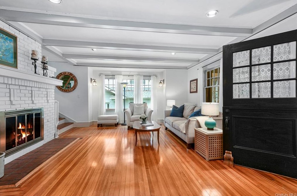 16 Myrtle Blvd, Larchmont NY  10538-1823 exterior