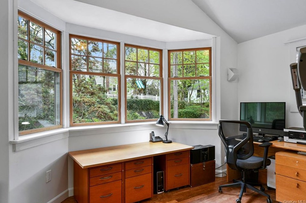 16 Myrtle Blvd, Larchmont NY  10538-1823 exterior