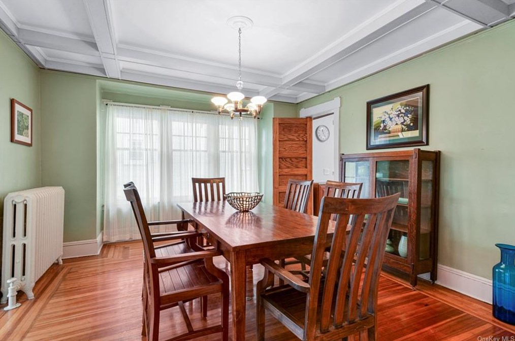 16 Myrtle Blvd, Larchmont NY  10538-1823 exterior