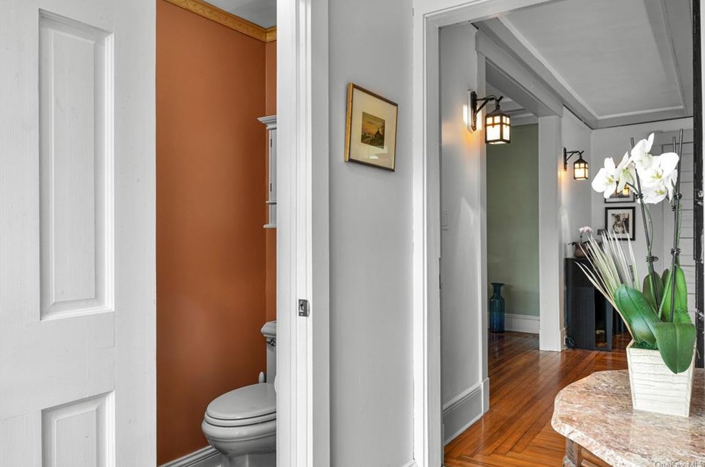 16 Myrtle Blvd, Larchmont NY  10538-1823 exterior