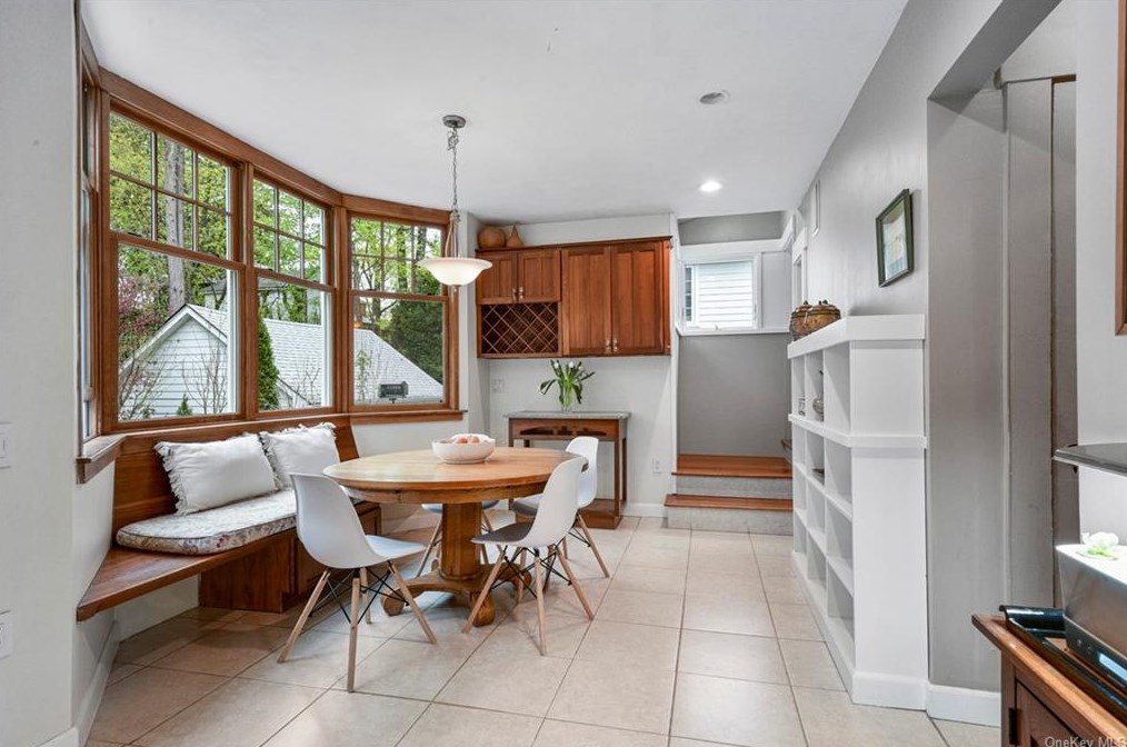 16 Myrtle Blvd, Larchmont NY  10538-1823 exterior