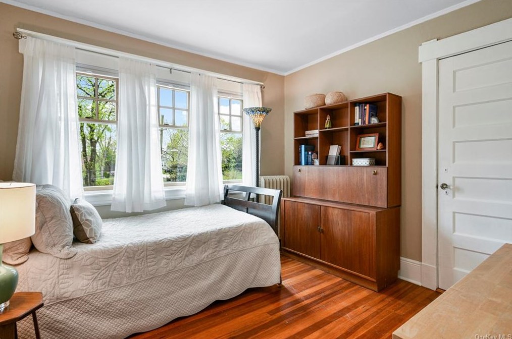 16 Myrtle Blvd, Larchmont NY  10538-1823 exterior