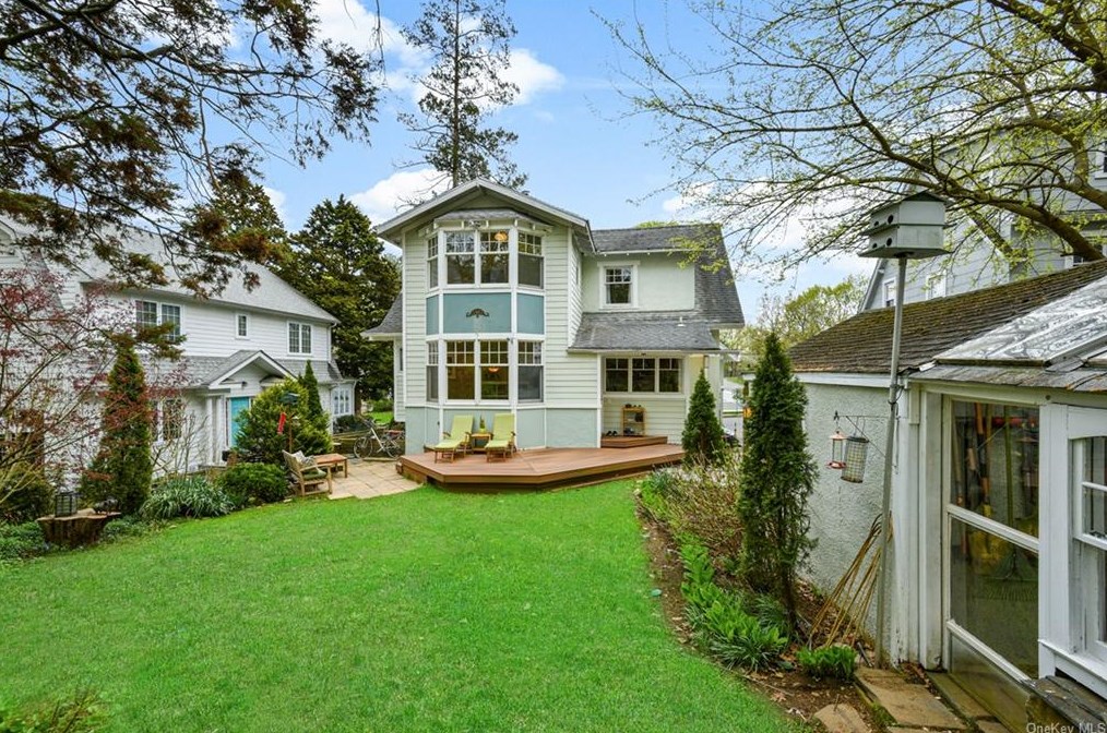 16 Myrtle Blvd, Larchmont NY  10538-1823 exterior