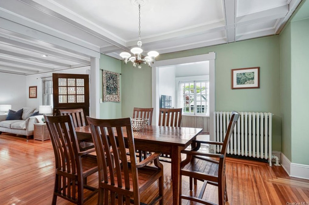 16 Myrtle Blvd, Larchmont NY  10538-1823 exterior