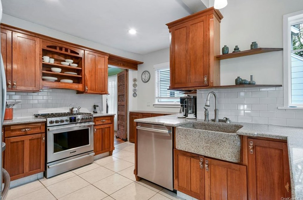 16 Myrtle Blvd, Larchmont NY  10538-1823 exterior
