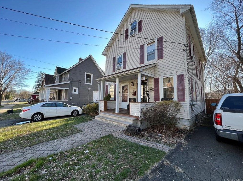 3 Riverside Dr, Airmont, NY 10901