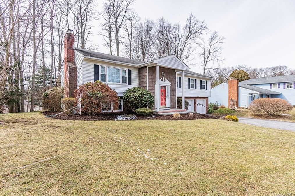 7 Surrey Ln, Poughkeepsie, NY 12603