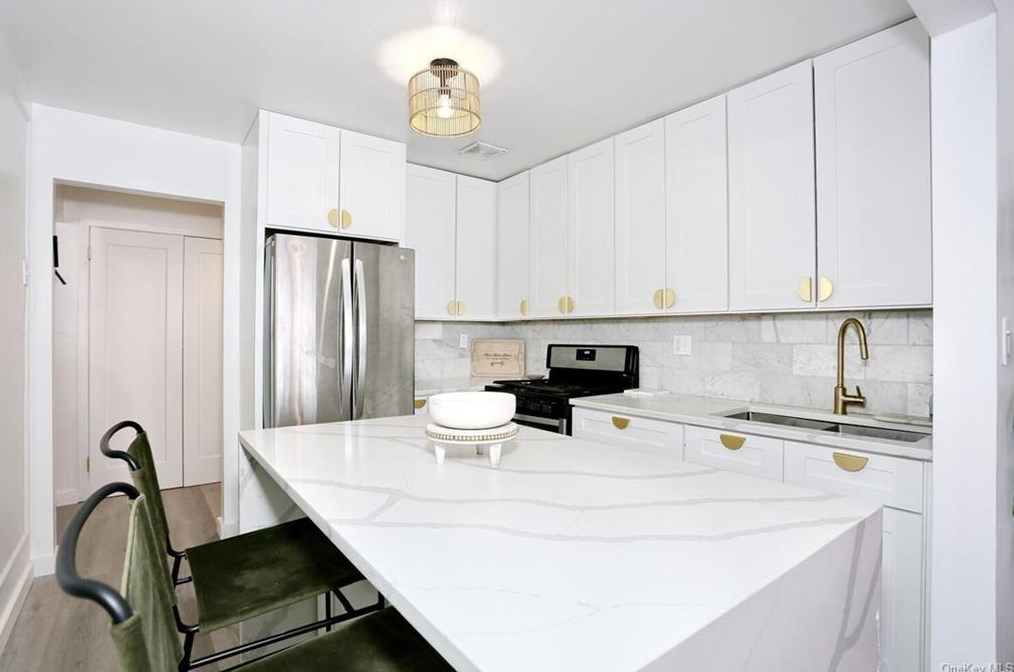 173 Country Club Ln, Mount Ivy, NY 10970-2451