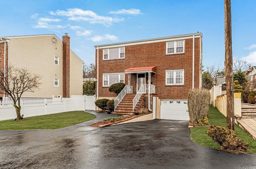 27 University Ave, Yonkers, NY 10704-1125