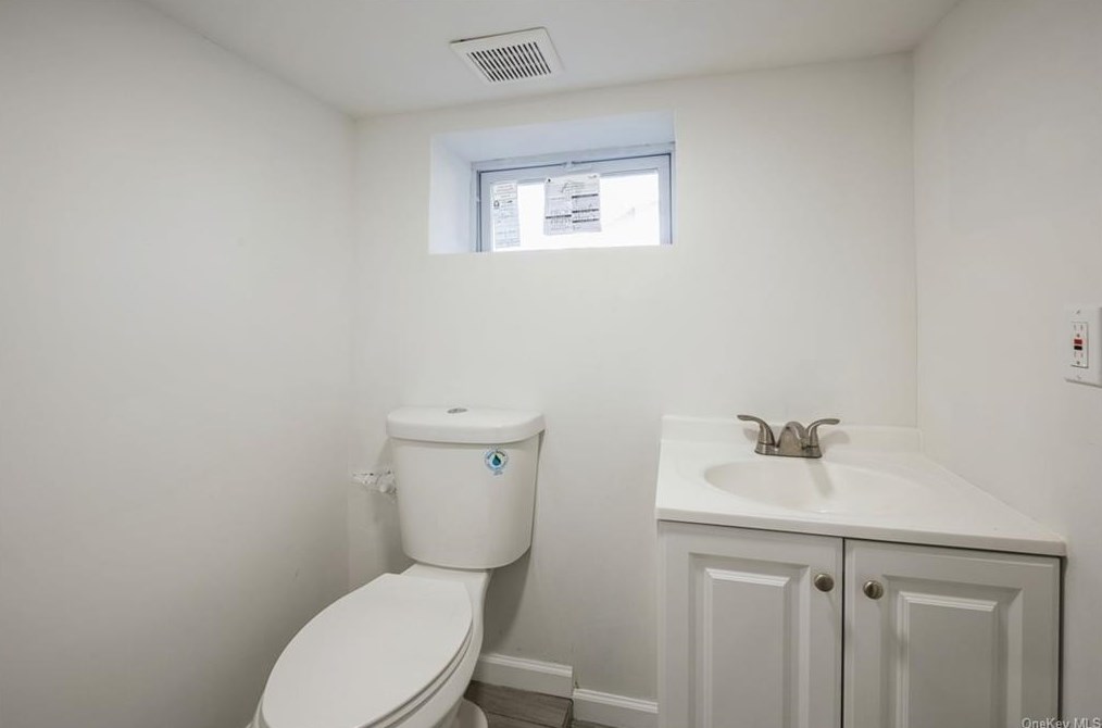 16 Moultrie Ave, Yonkers NY 10710-5410 exterior