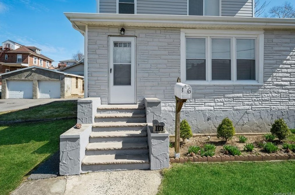 16 Moultrie Ave, Yonkers NY 10710-5410 exterior