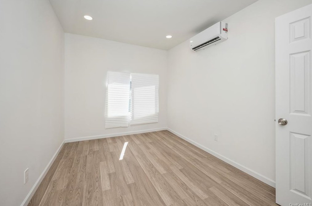 16 Moultrie Ave, Yonkers NY 10710-5410 exterior