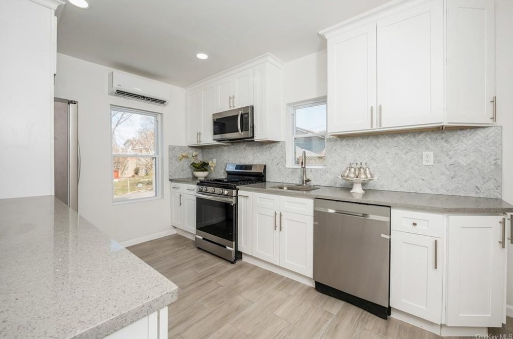 16 Moultrie Ave, Yonkers NY 10710-5410 exterior