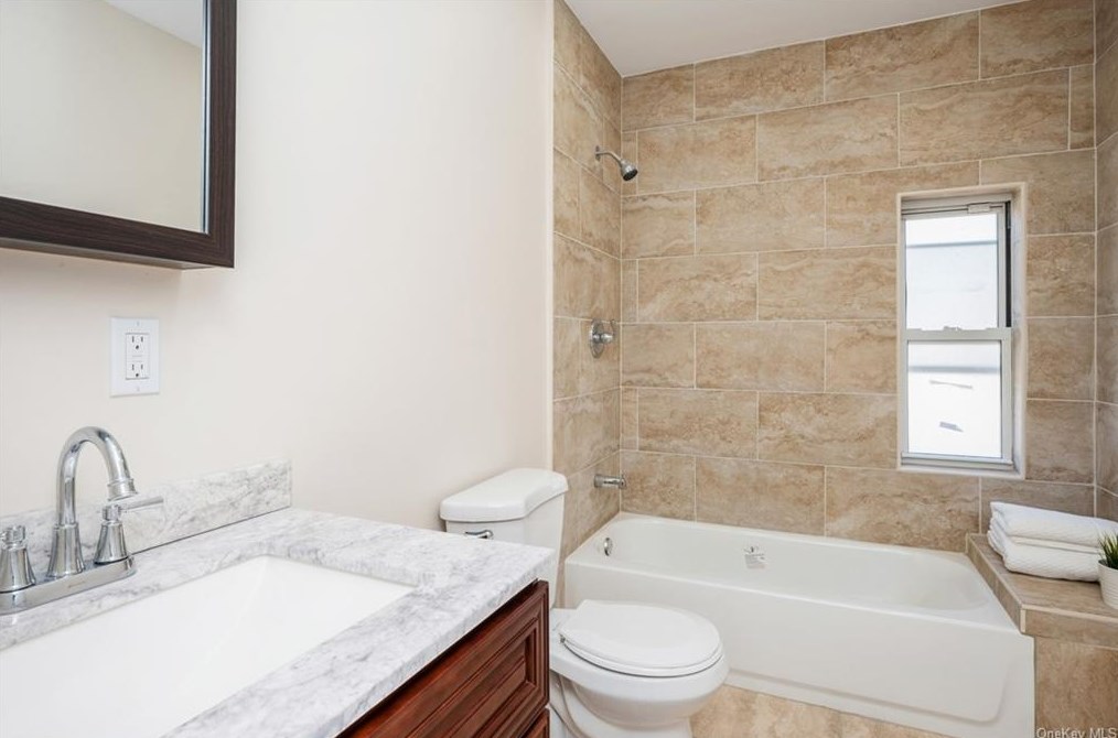 16 Moultrie Ave, Yonkers NY 10710-5410 exterior