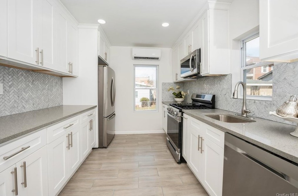 16 Moultrie Ave, Yonkers NY 10710-5410 exterior