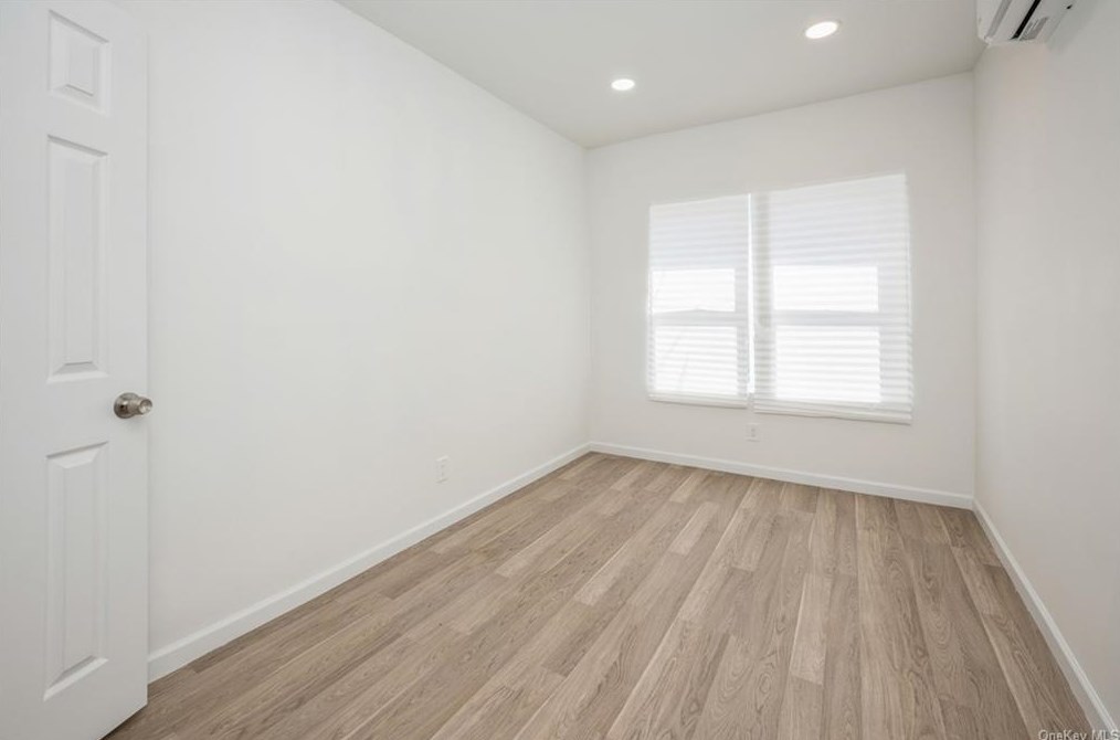 16 Moultrie Ave, Yonkers NY 10710-5410 exterior