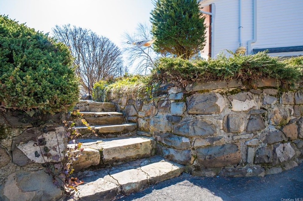 7 Ivy Ln, Marlborough, NY 12542