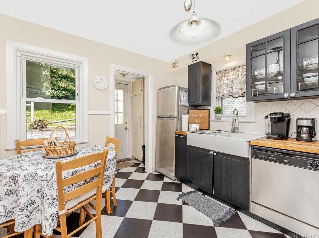 13 Hardy Pl, Yonkers NY  10703-1407 exterior