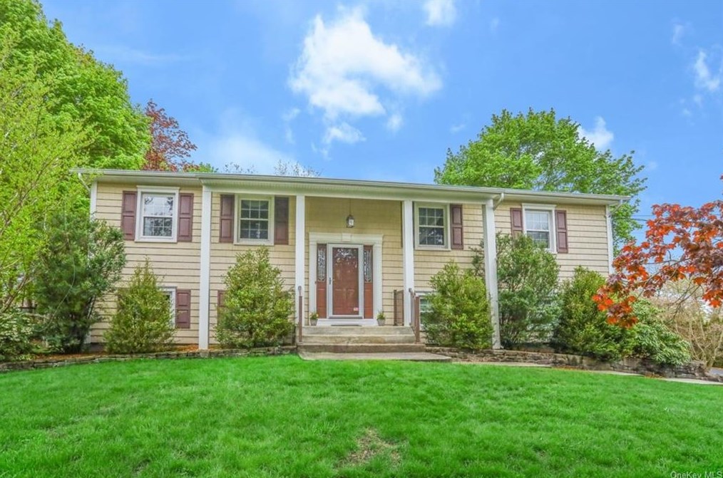 1381 Ellen Ln, Yorktown Hgts, NY 10598