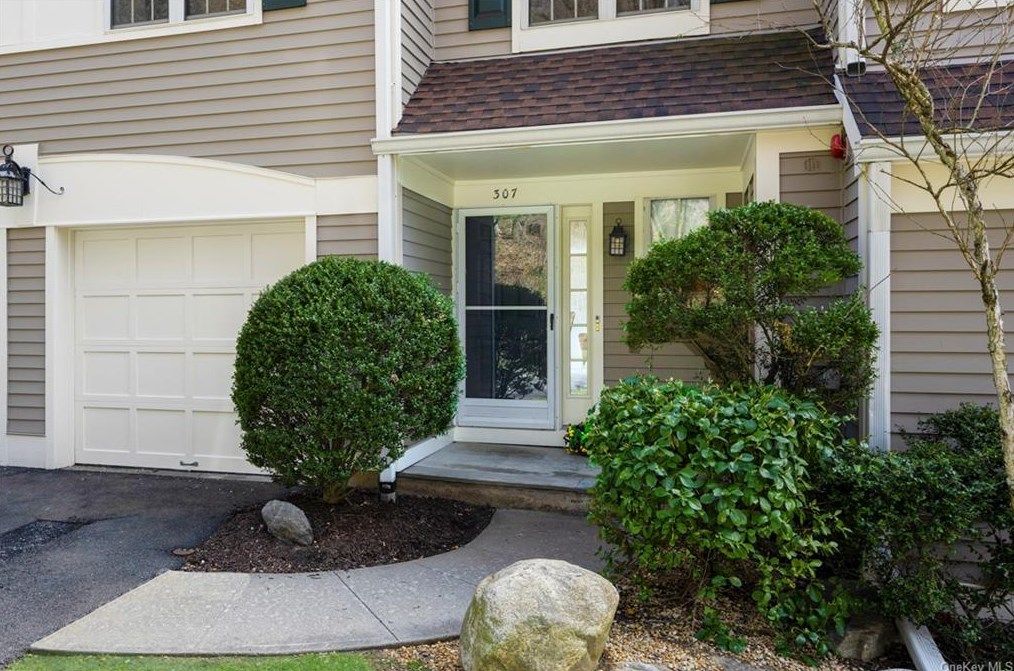 307 Pondside Dr, White Plains, NY 10607