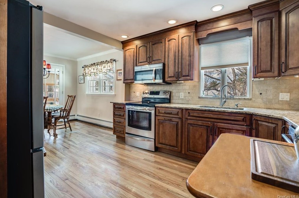 102 Meadow Ln, Poughkeepsie NY 12603-3278 exterior