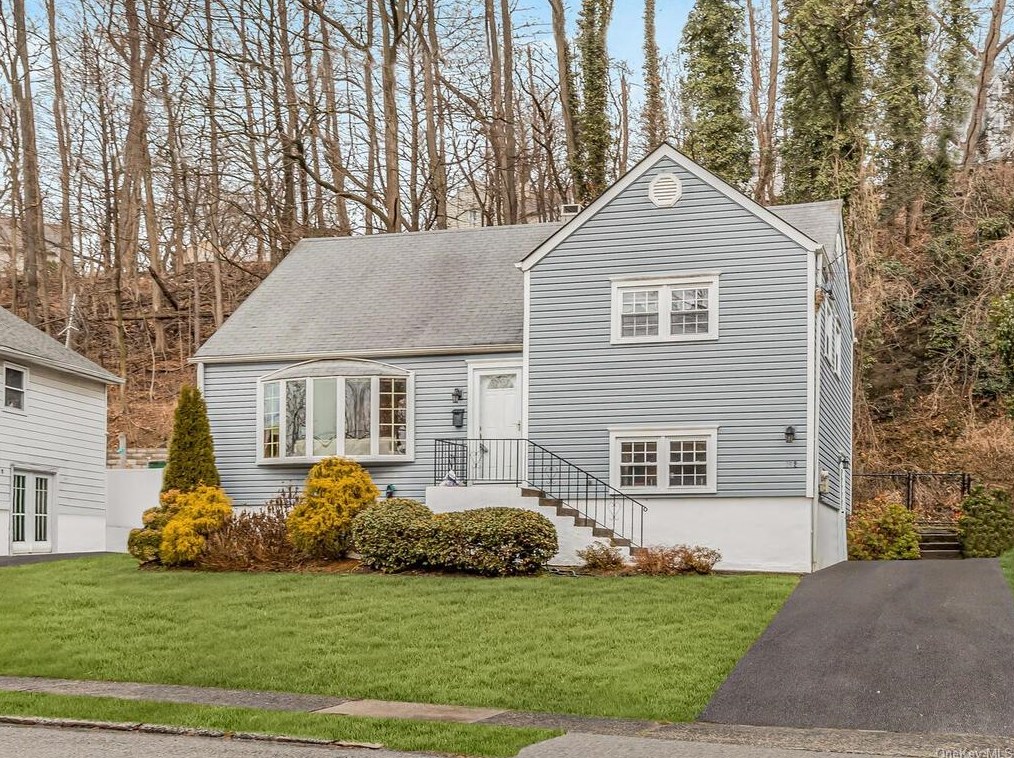 152 Pembrook Dr, Yonkers, NY 10710-2806