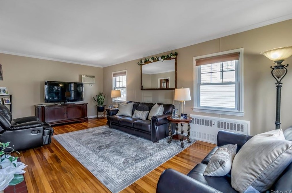 5 Greenmeadow Rd, Yonkers, NY 10709-1412