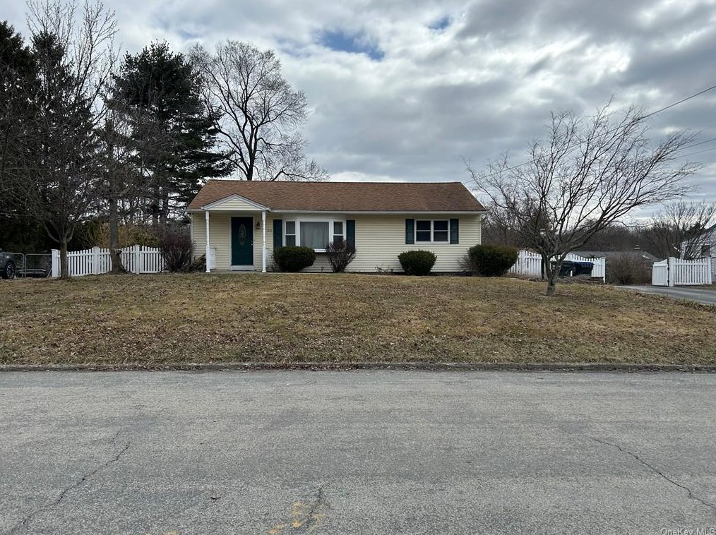 25 Westwood Dr, Newburgh, NY 12550-8326