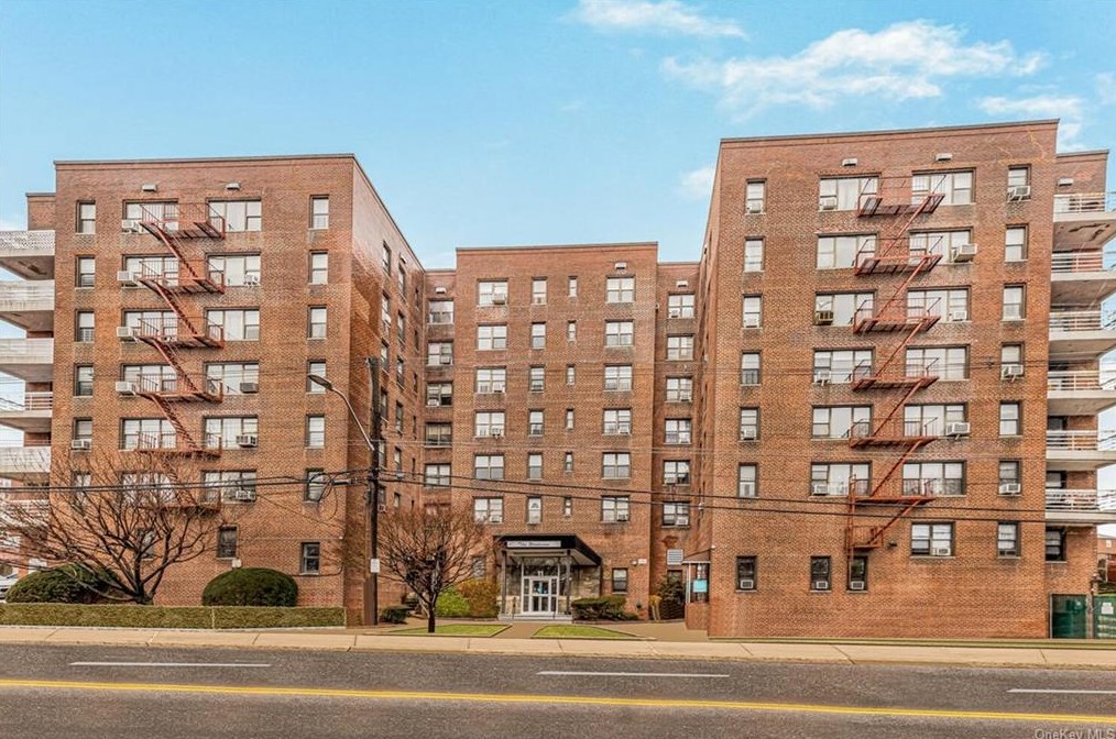 11 Bronx River Rd, Yonkers NY 10704-4460 exterior