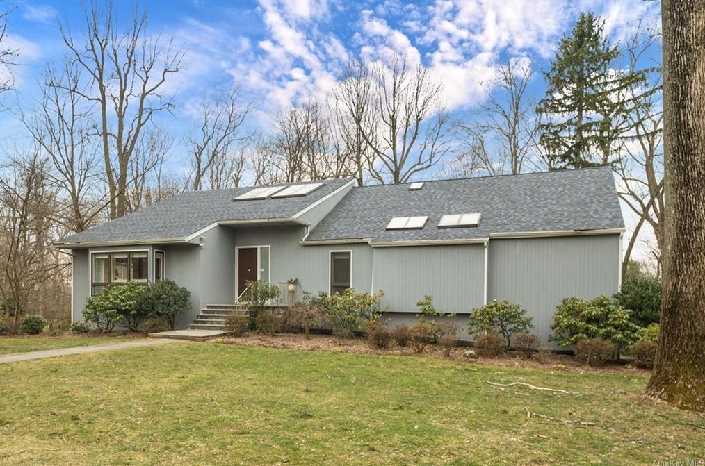 12 Hearthstone Cir, Scarsdale, NY 10583