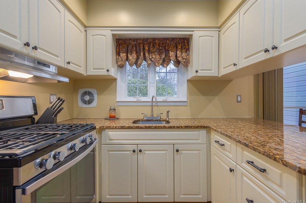 12 Elyse Dr, New City NY  10956-3308 exterior