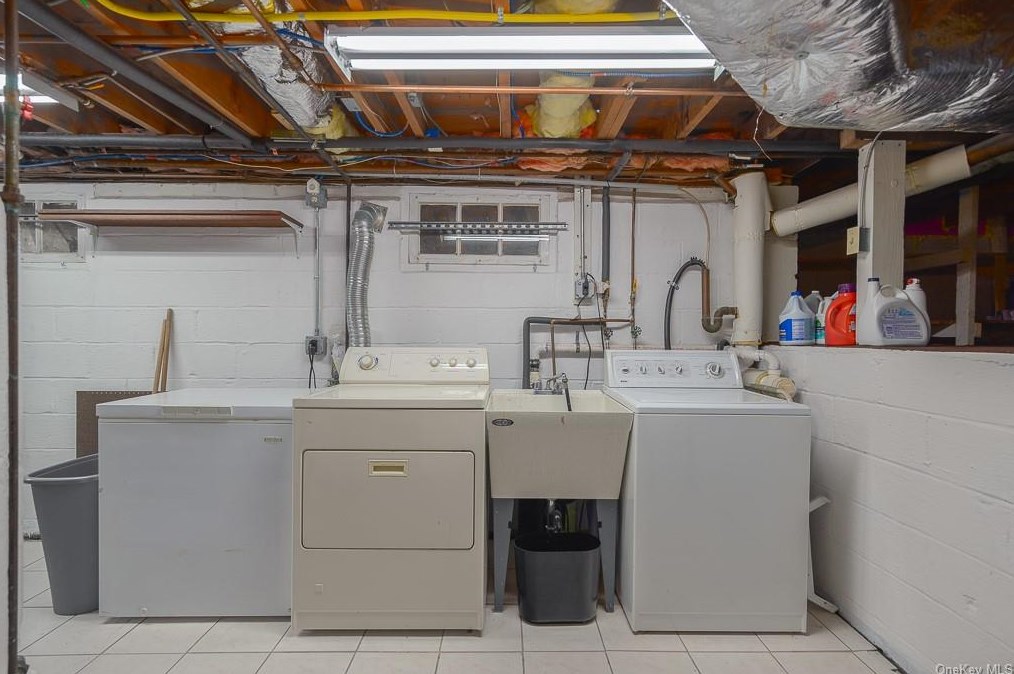 12 Elyse Dr, New City NY  10956-3308 exterior