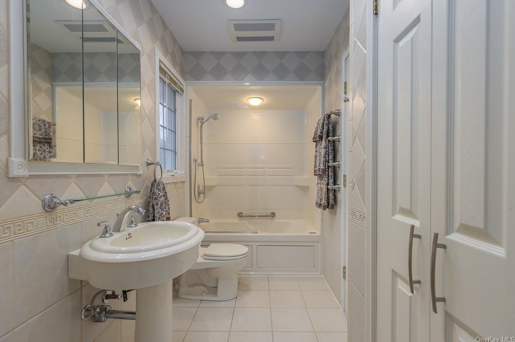 12 Elyse Dr, New City NY  10956-3308 exterior