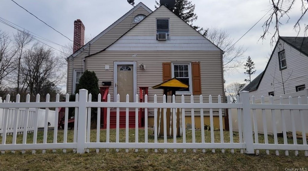 106 W Eckerson Rd, Chestnut Ridge, NY 10977