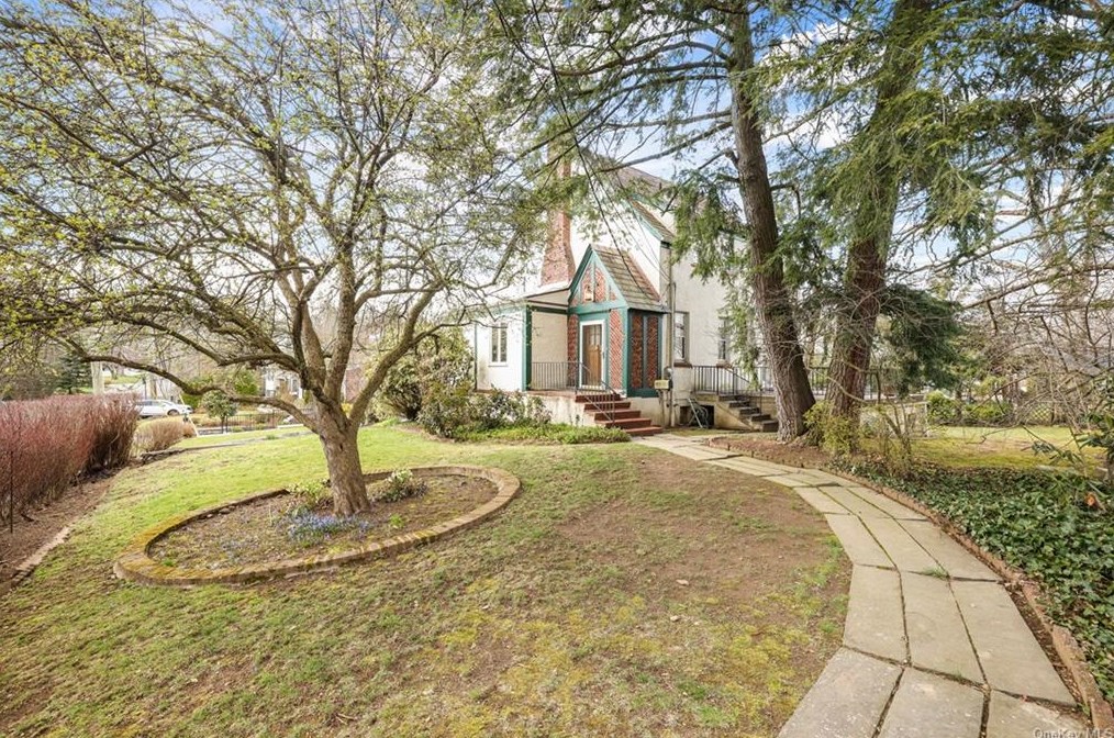 21 Argyle Rd, Rye Brook, NY 10573