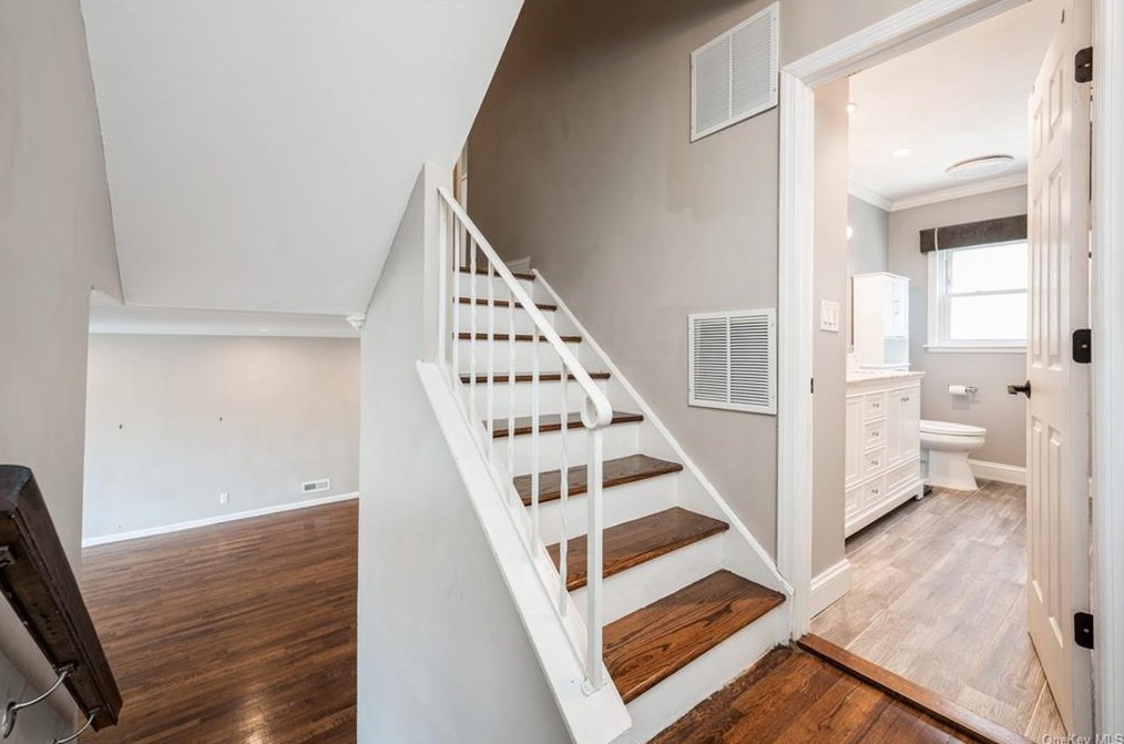 23 Montrose Rd, Yonkers NY  10710-2801 exterior