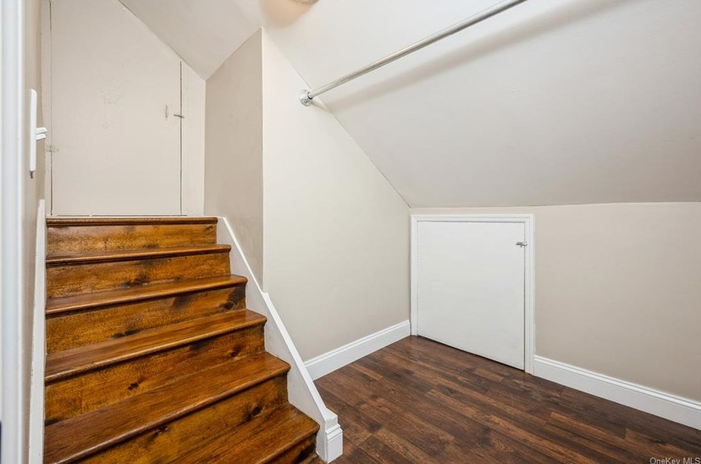 23 Montrose Rd, Yonkers NY  10710-2801 exterior