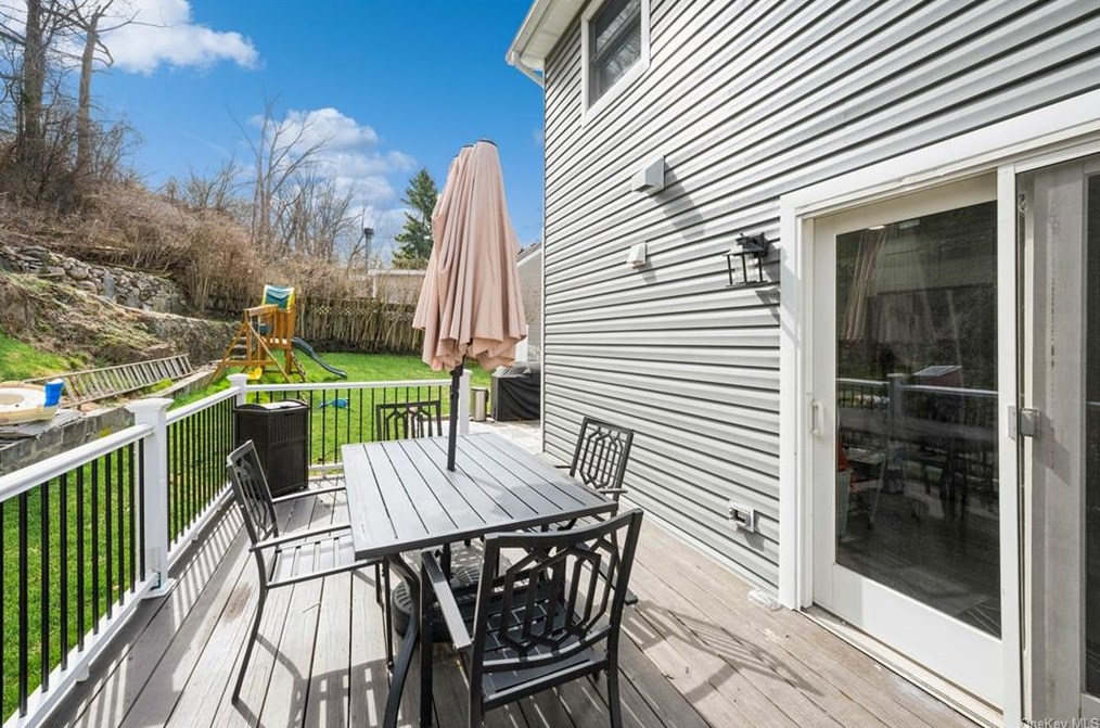 23 Montrose Rd, Yonkers NY  10710-2801 exterior