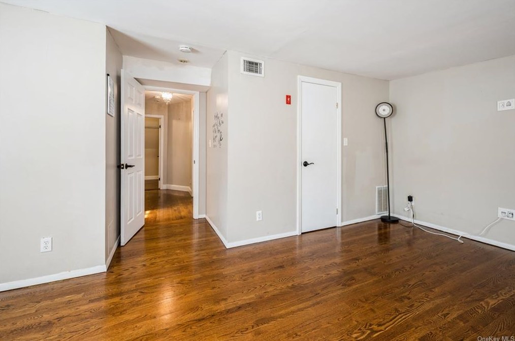 23 Montrose Rd, Yonkers NY  10710-2801 exterior