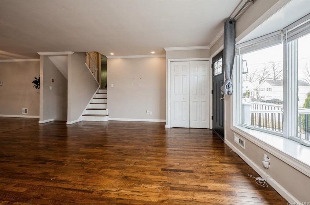 23 Montrose Rd, Yonkers NY  10710-2801 exterior