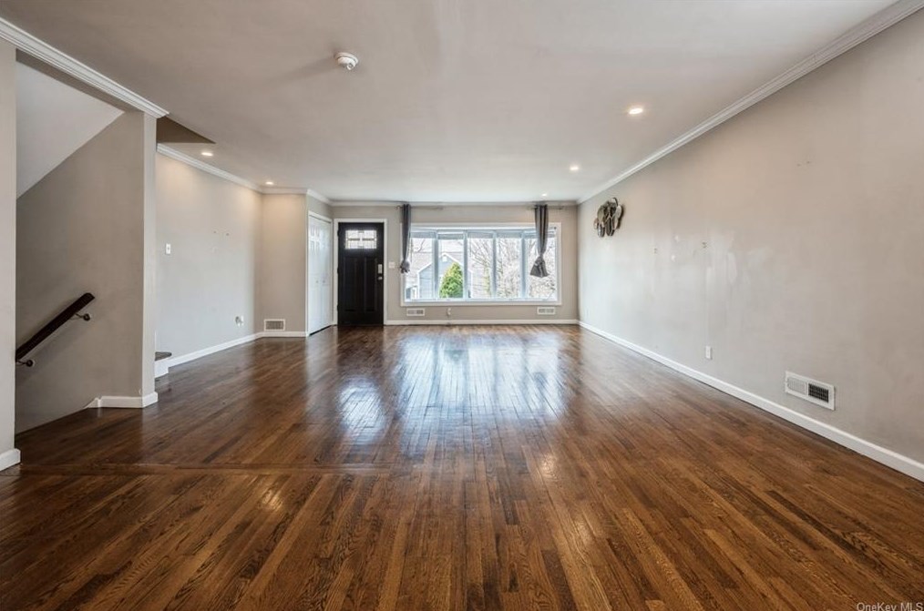 23 Montrose Rd, Yonkers NY  10710-2801 exterior