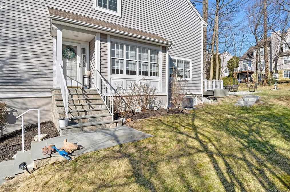 6 Scenic Ln, Yonkers, NY 10710-2318
