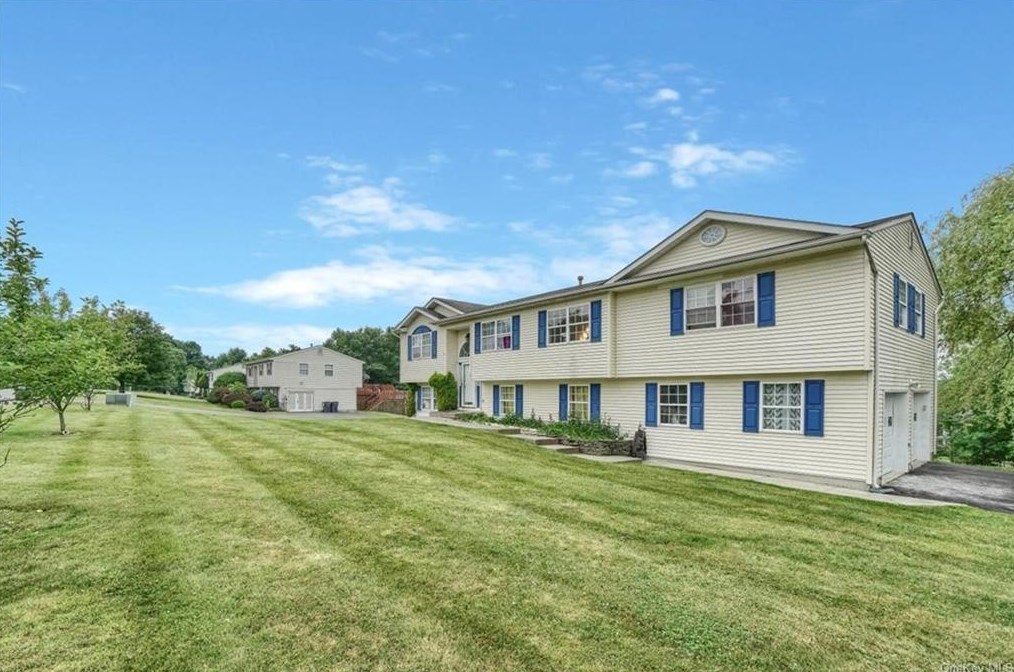 11 Stanford Dr, Highland Mills, NY 10930