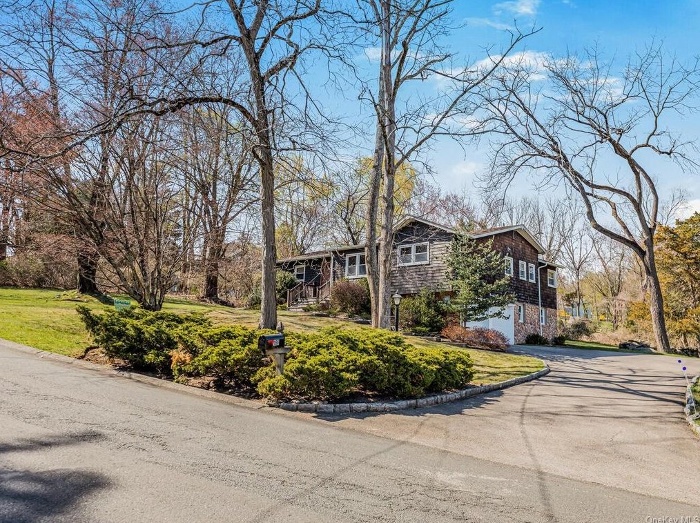 166 Cedar Dr E, Briarcliff, NY 10510
