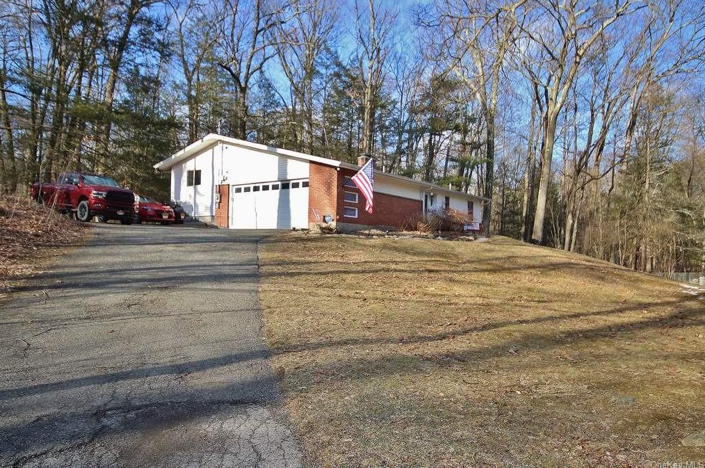 19 White Oaks Rd, Hyde Park, NY 12538