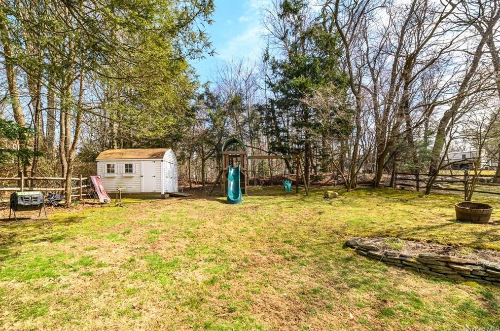 44 Valley View Ter, Mount Kisco NY  10549-1512 exterior